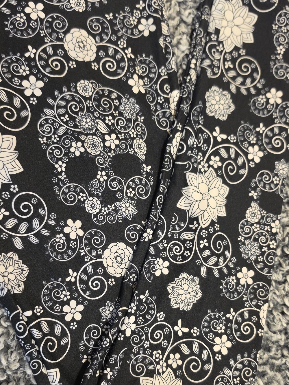 LuLaRoe OS Paisley Skull Leggings